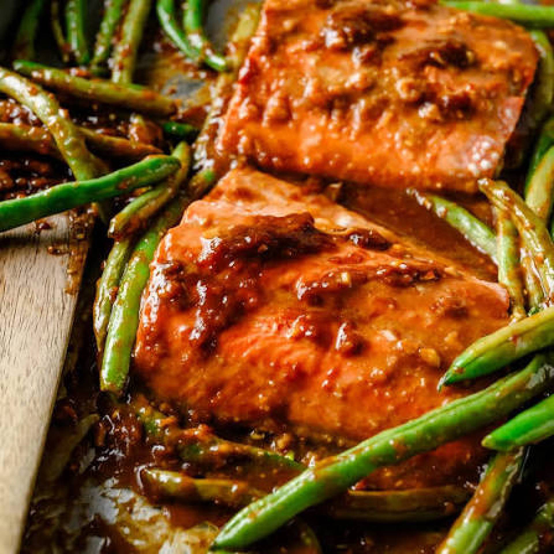 Low Carb/ Keto) Hot Honey Salmon & Green Beans